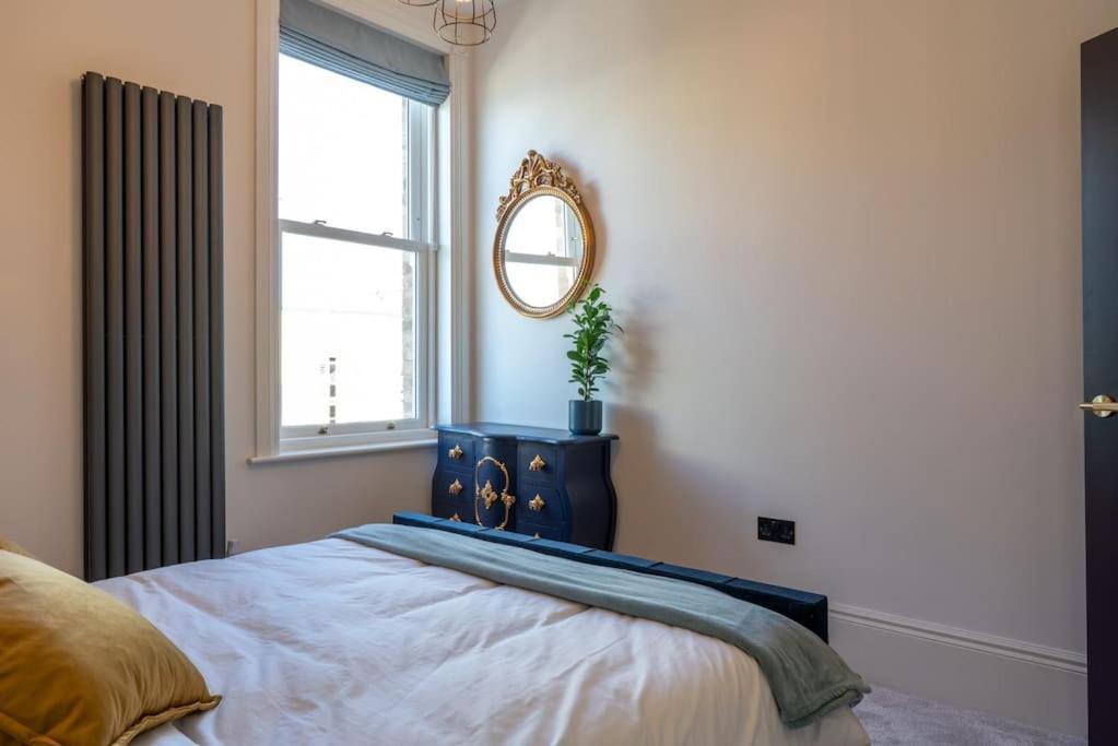 Stylish Beachfront Apartment, Sweeping Ocean Views And Luxury Touches 헌베이 외부 사진