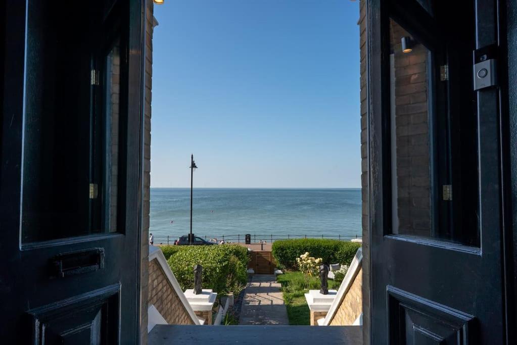 Stylish Beachfront Apartment, Sweeping Ocean Views And Luxury Touches 헌베이 외부 사진