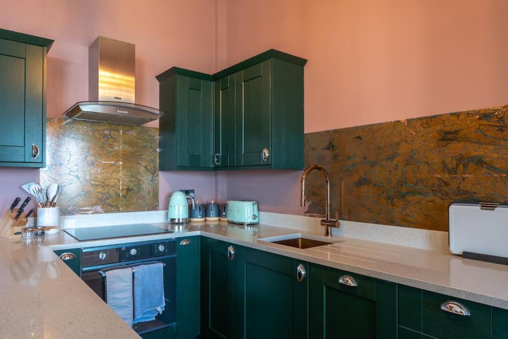 Stylish Beachfront Apartment, Sweeping Ocean Views And Luxury Touches 헌베이 외부 사진