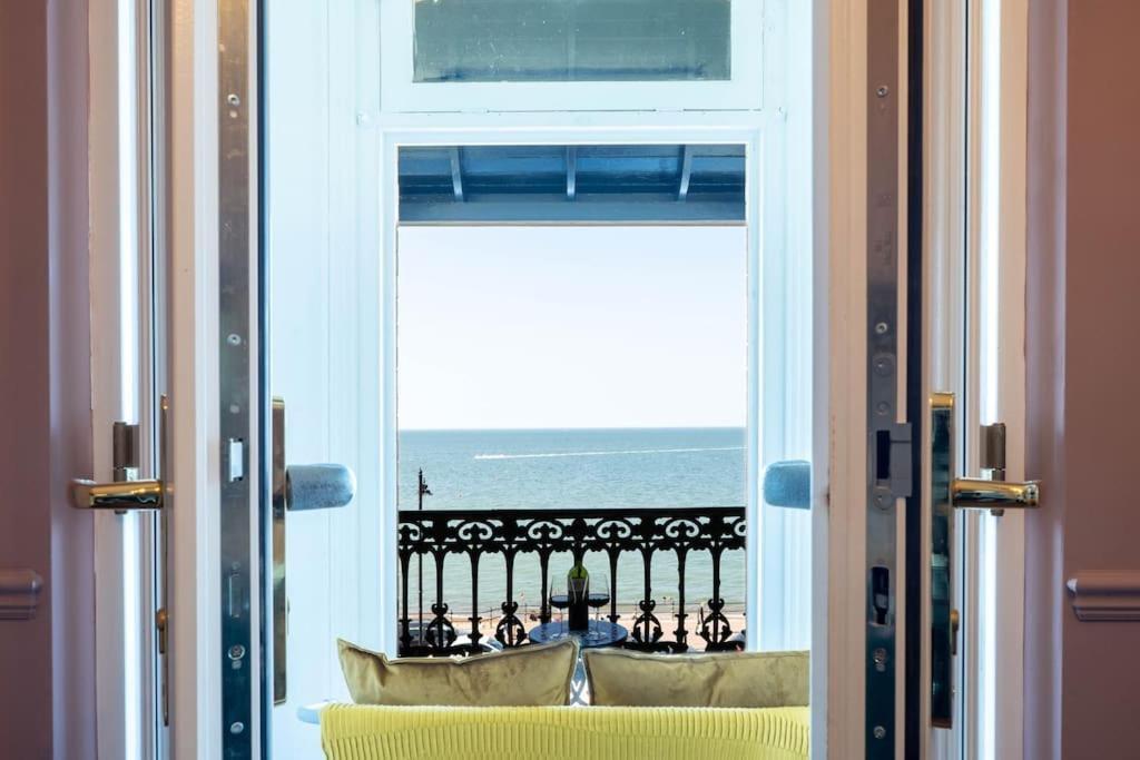 Stylish Beachfront Apartment, Sweeping Ocean Views And Luxury Touches 헌베이 외부 사진