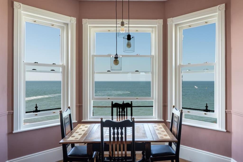Stylish Beachfront Apartment, Sweeping Ocean Views And Luxury Touches 헌베이 외부 사진