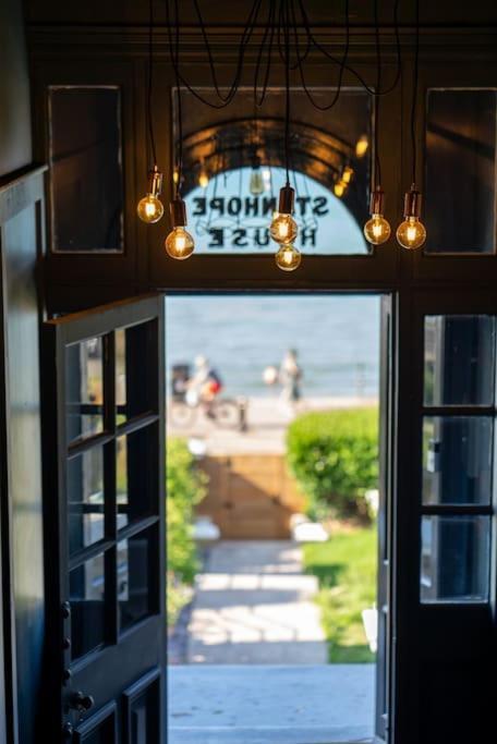 Stylish Beachfront Apartment, Sweeping Ocean Views And Luxury Touches 헌베이 외부 사진