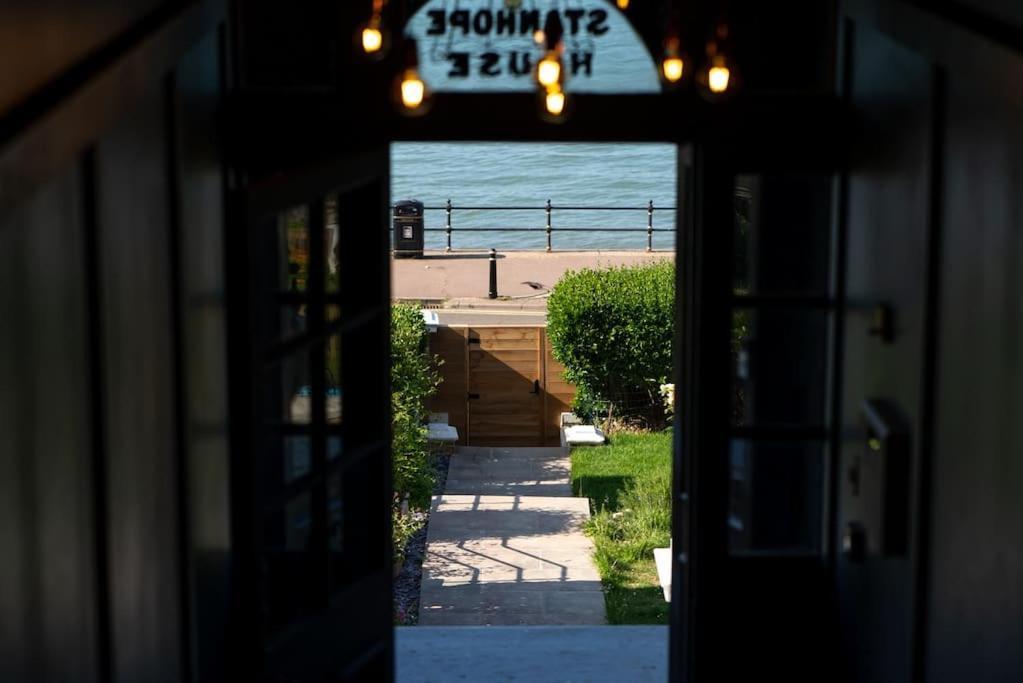 Stylish Beachfront Apartment, Sweeping Ocean Views And Luxury Touches 헌베이 외부 사진