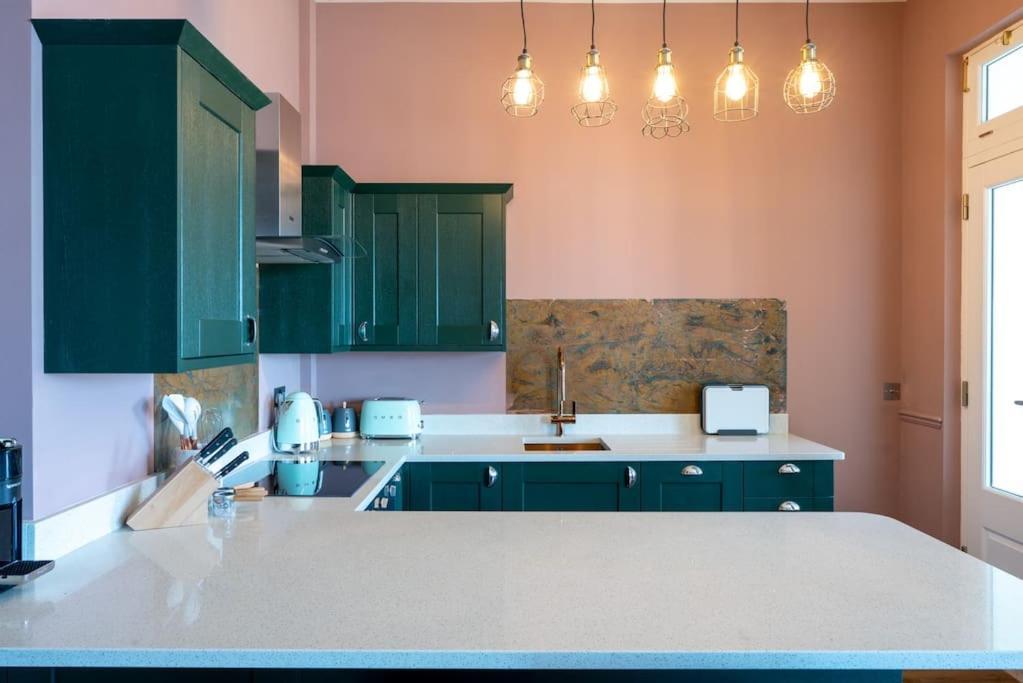 Stylish Beachfront Apartment, Sweeping Ocean Views And Luxury Touches 헌베이 외부 사진